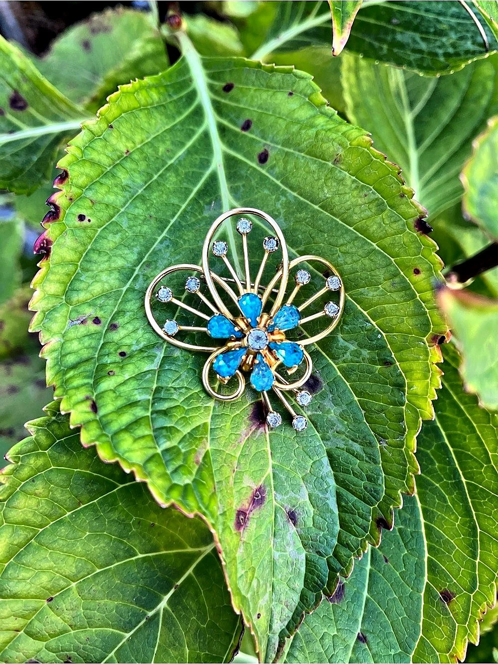Vintage 1950’s signed Van Dell 1/20 12 KT G.F. Blue Flower Starburst Brooch
